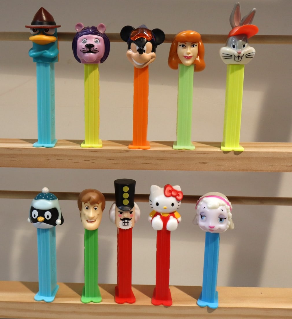 10 vintage PEZ candy dispensers (1 of 2)