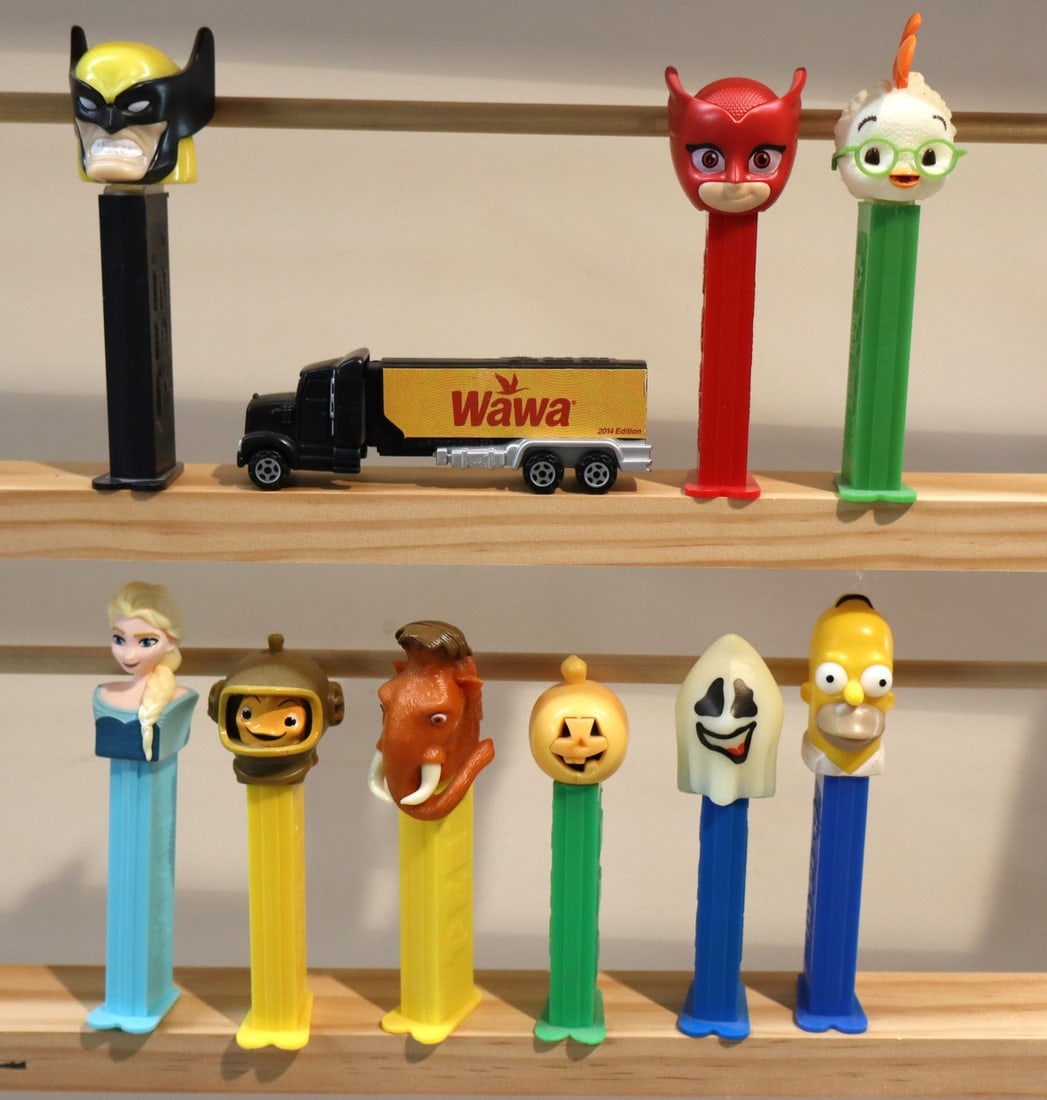 10 vintage PEZ candy dispensers (1 of 2)