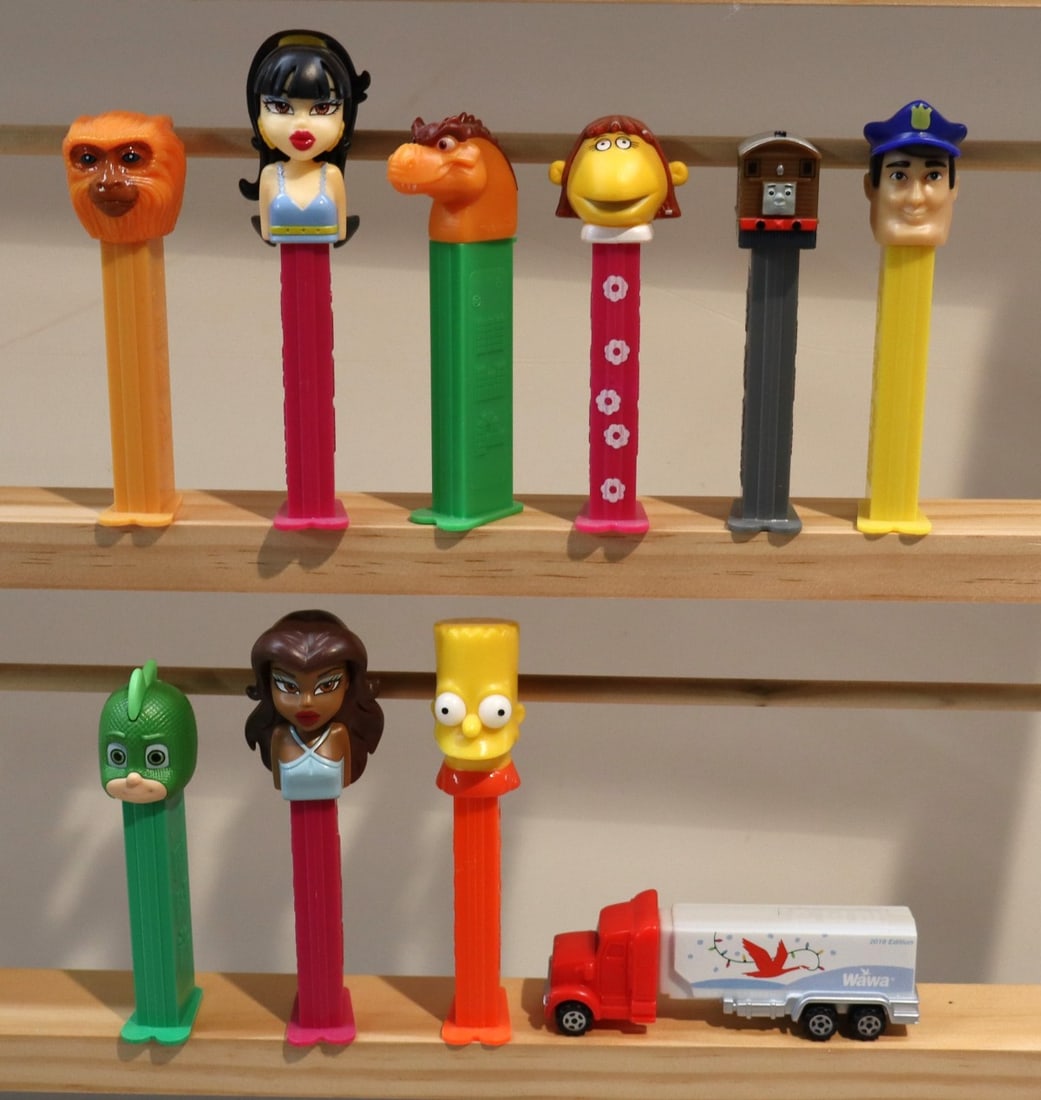 10 vintage PEZ candy dispensers (1 of 2)