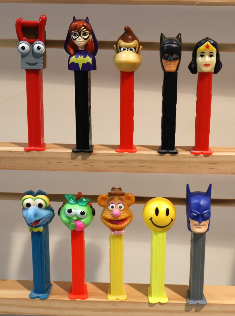 10 vintage PEZ candy dispensers (1 of 2)