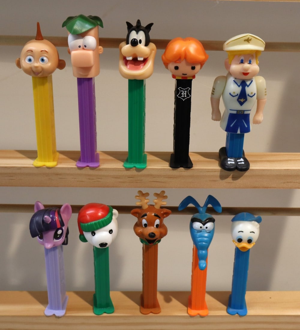10 vintage PEZ candy dispensers (1 of 2)