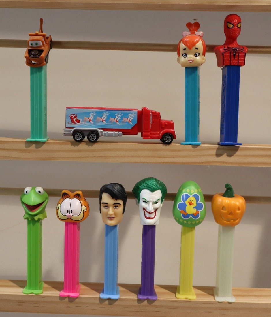 10 vintage PEZ candy dispensers (1 of 2)