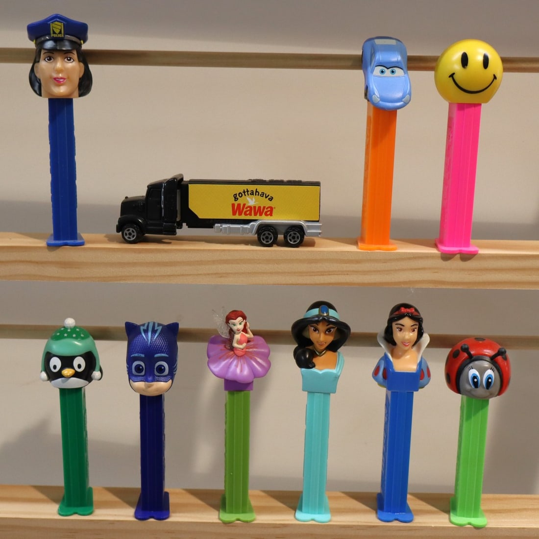 10 vintage PEZ candy dispensers (1 of 2)