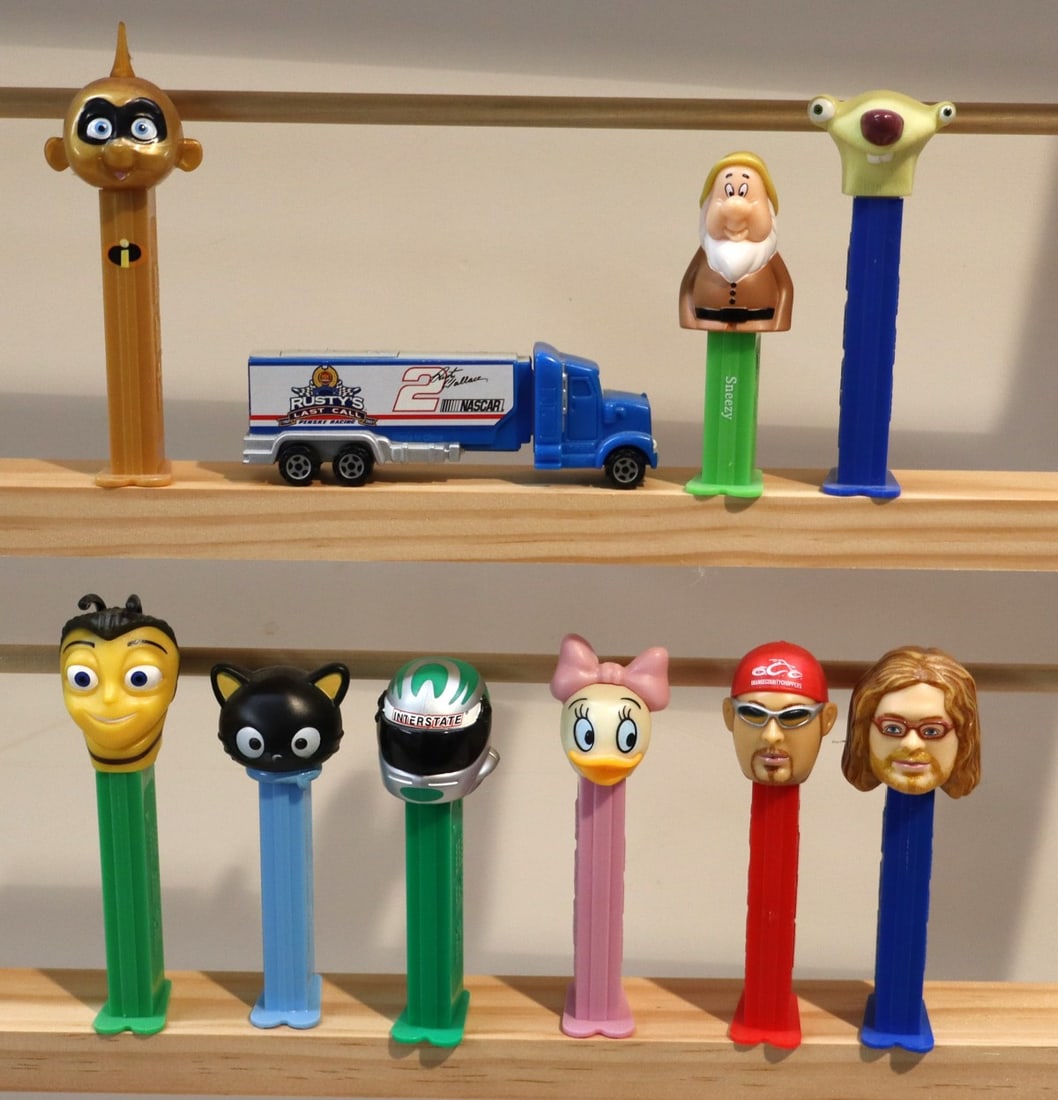 10 vintage PEZ candy dispensers (1 of 2)