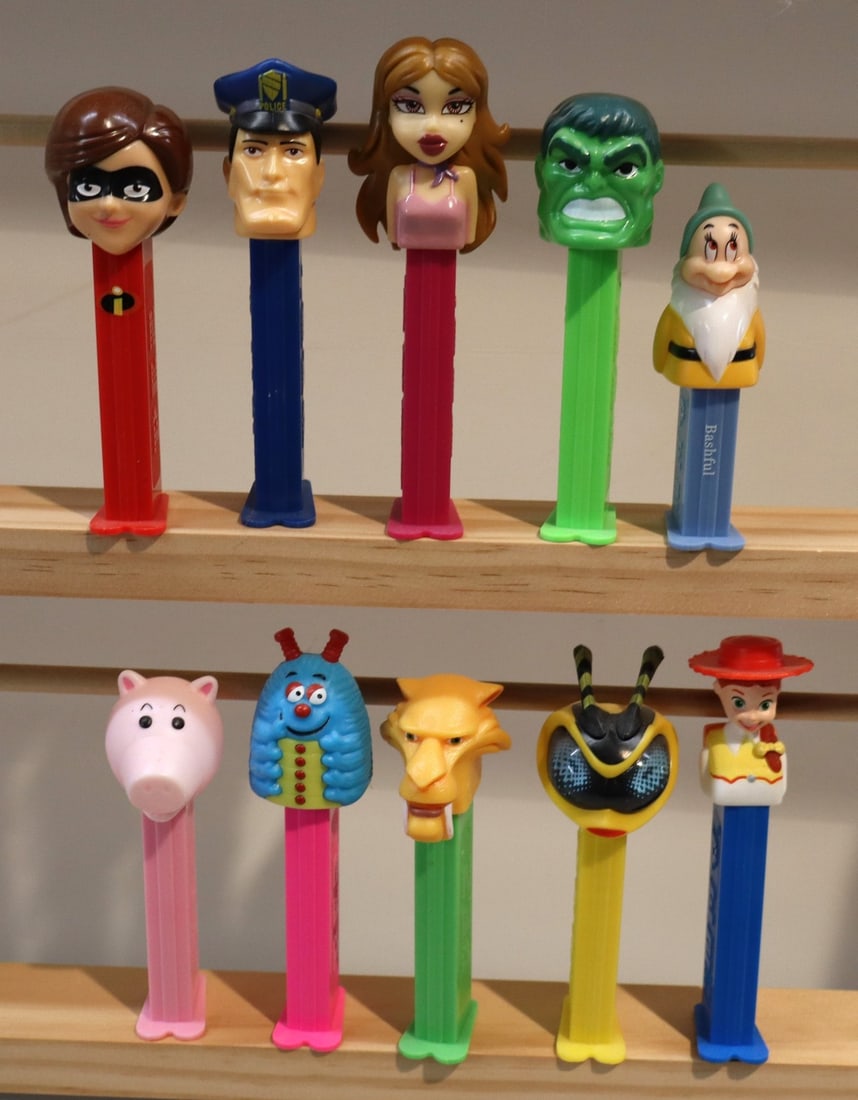 10 vintage PEZ candy dispensers (1 of 2)