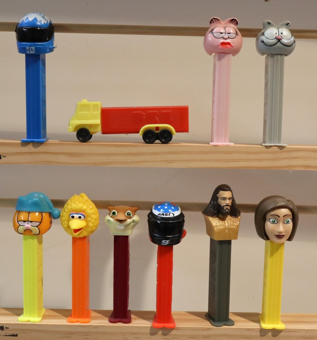 10 vintage PEZ candy dispensers (1 of 2)