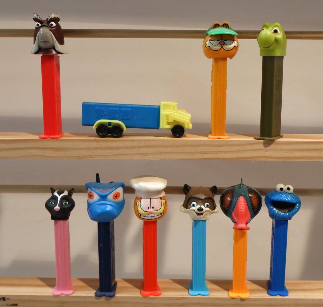 10 vintage PEZ candy dispensers (1 of 2)