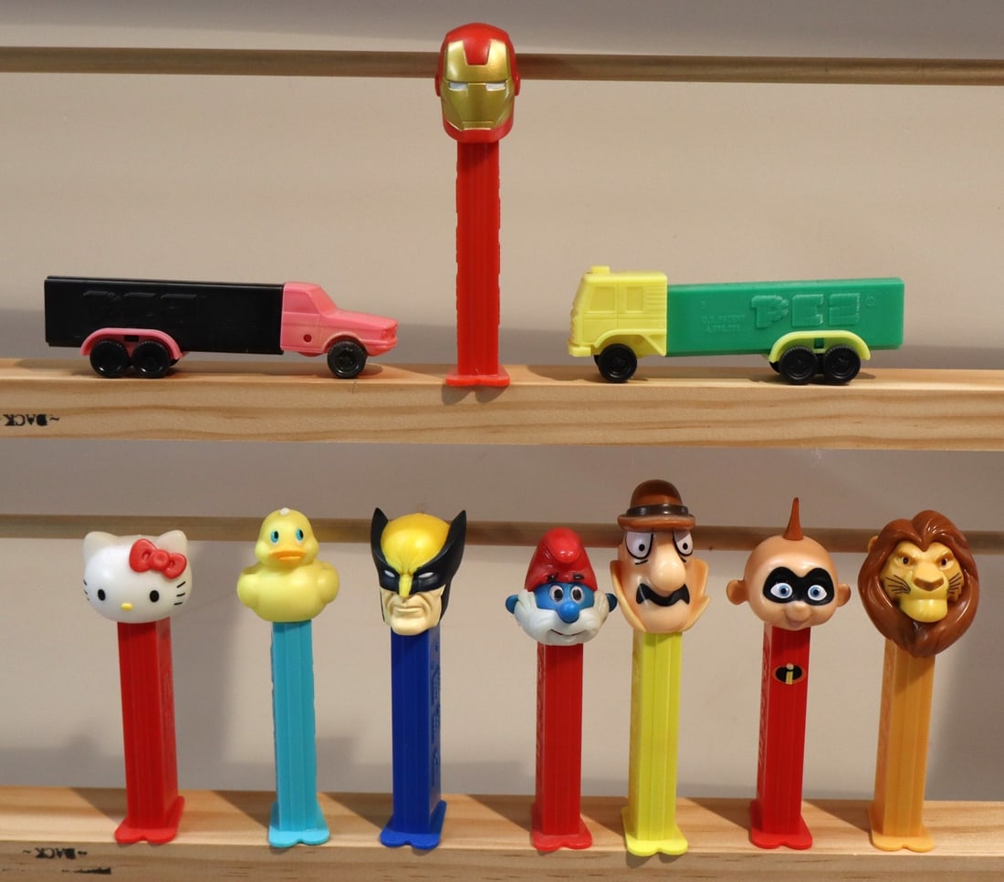 10 vintage PEZ candy dispensers (1 of 2)