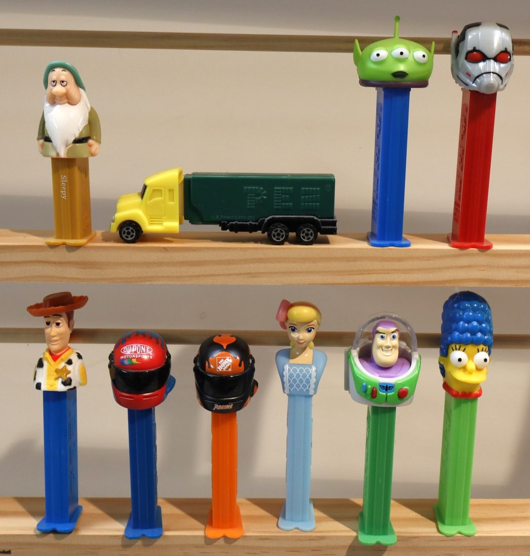 10 vintage PEZ candy dispensers (1 of 2)
