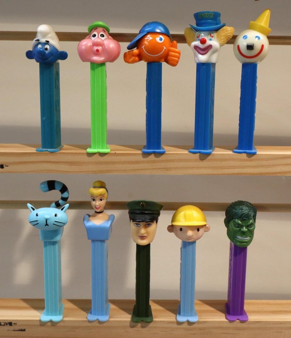 10 vintage PEZ candy dispensers (1 of 2)