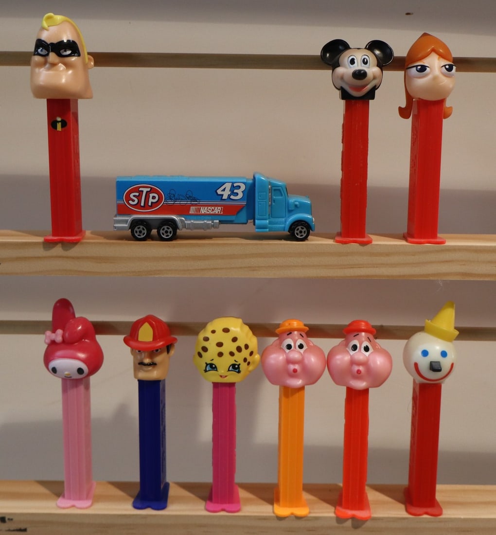 10 vintage PEZ candy dispensers (1 of 2)