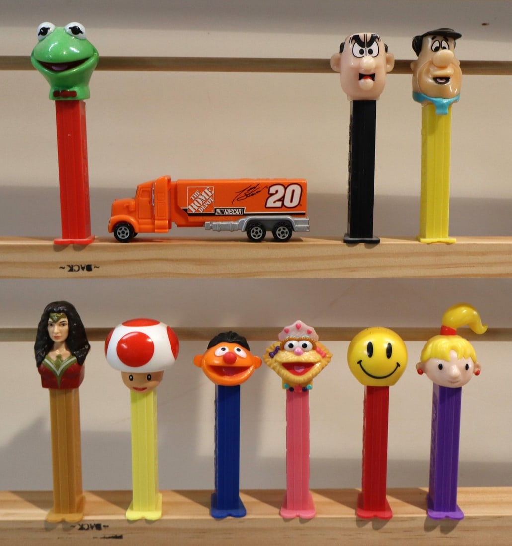10 vintage PEZ candy dispensers (1 of 2)