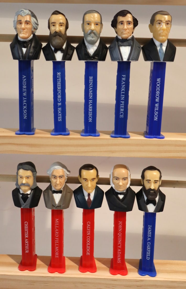 10 vintage PEZ president candy dispensers (1 of 2)