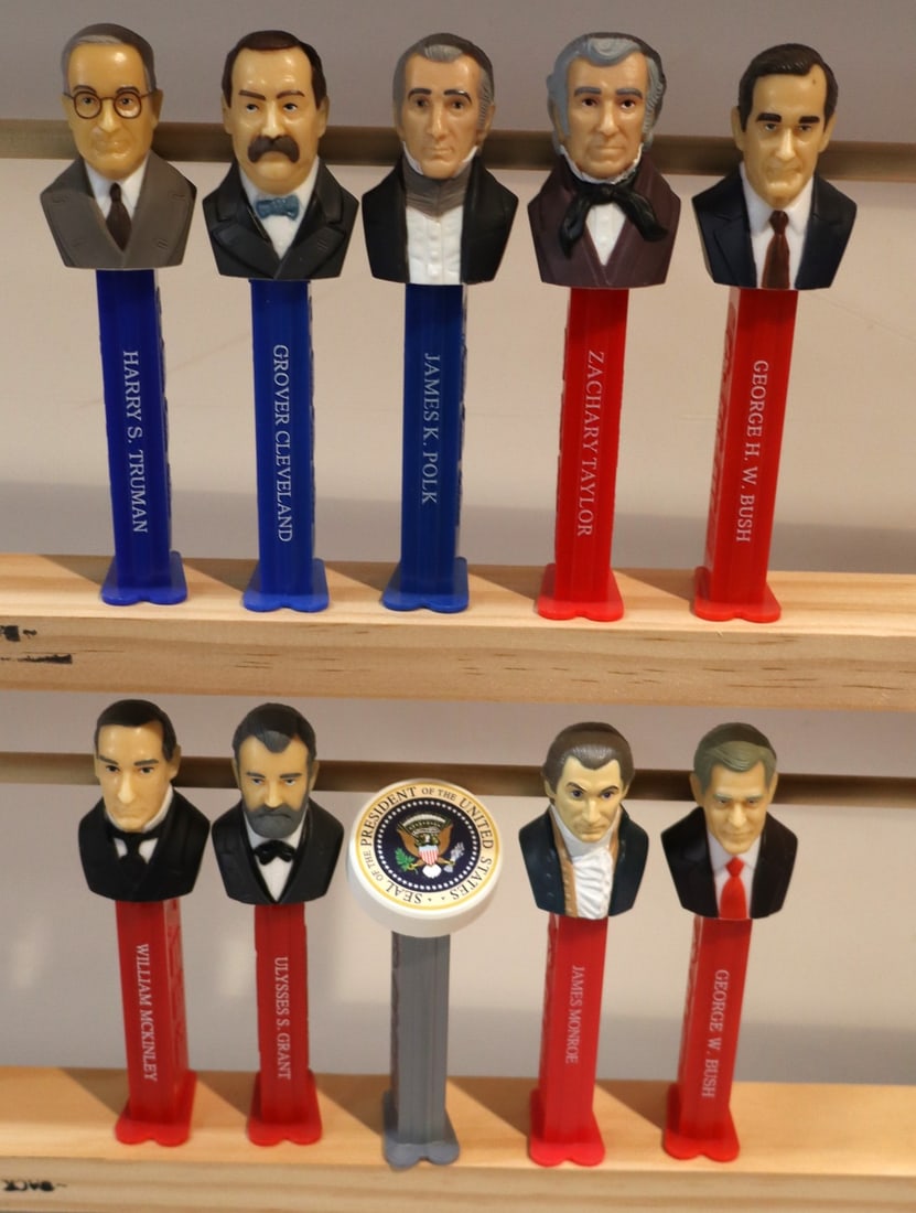 10 vintage PEZ president candy dispensers (1 of 3)
