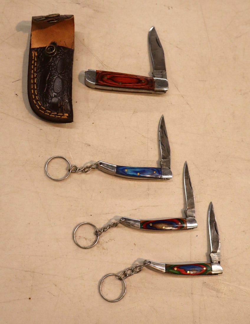 4 custom knives including 3 key chain and 1 folding knife with Damascus blades in leather sheath (1 of 2)