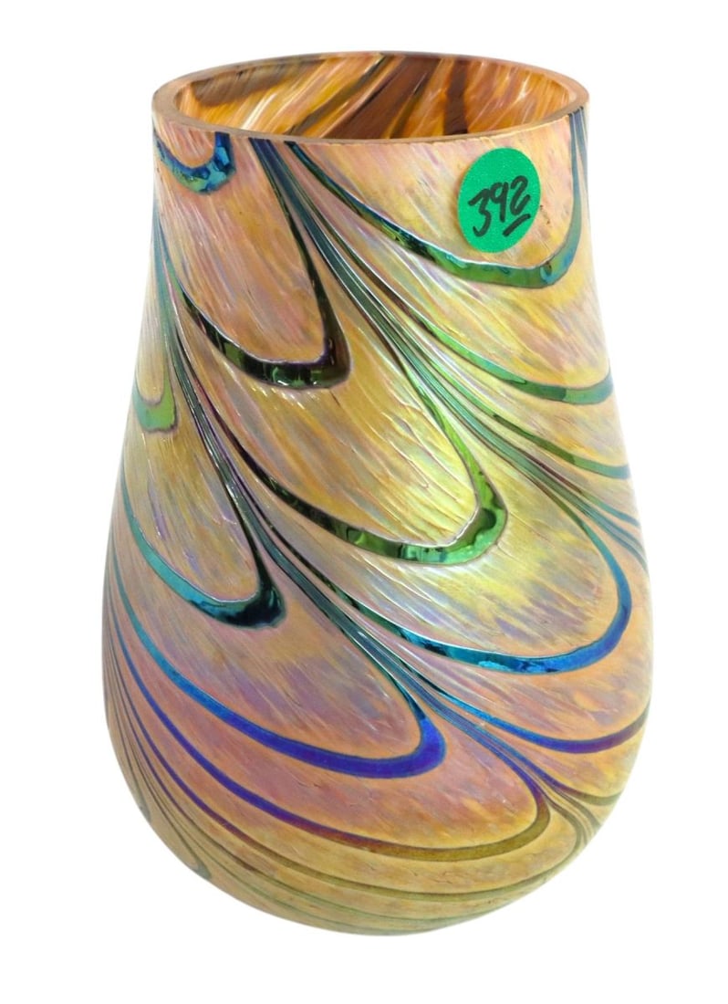Hand blown art glass vase manner of Tiffany: Hand blown art glass vase in the manner of Tiffany, no signature found, no noticeable issues. 7"h x 4.5" diameter