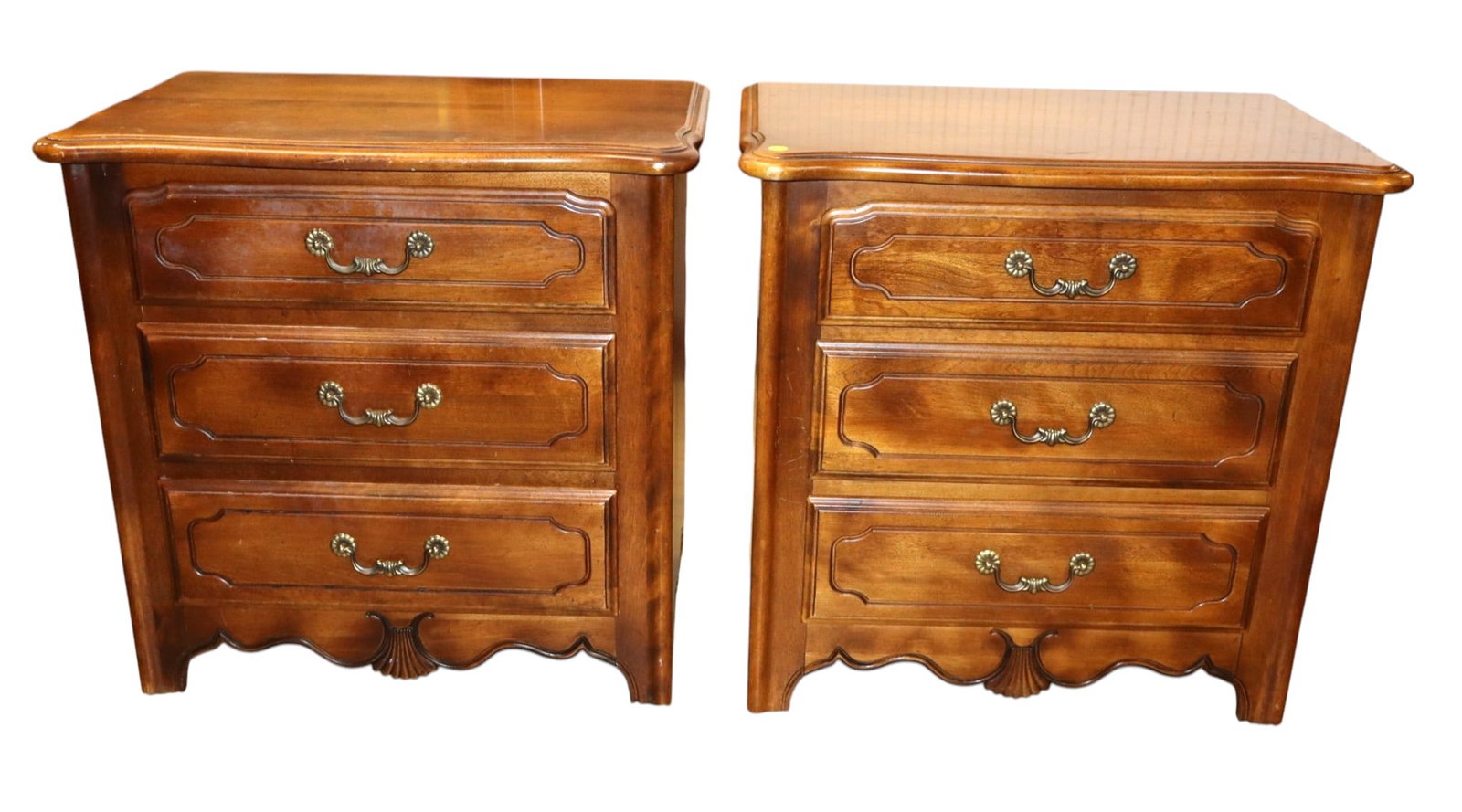 Beautiful PR Ethan Allen cherry FR style nightstands (1 of 6)