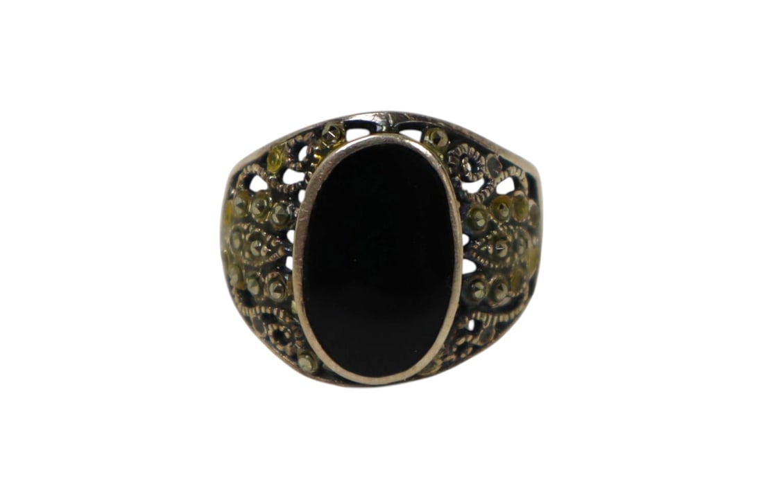 Vintage sterling silver filigree and onyx ring approx. size 8: Vintage sterling silver filigree and onyx ring approx. size 8