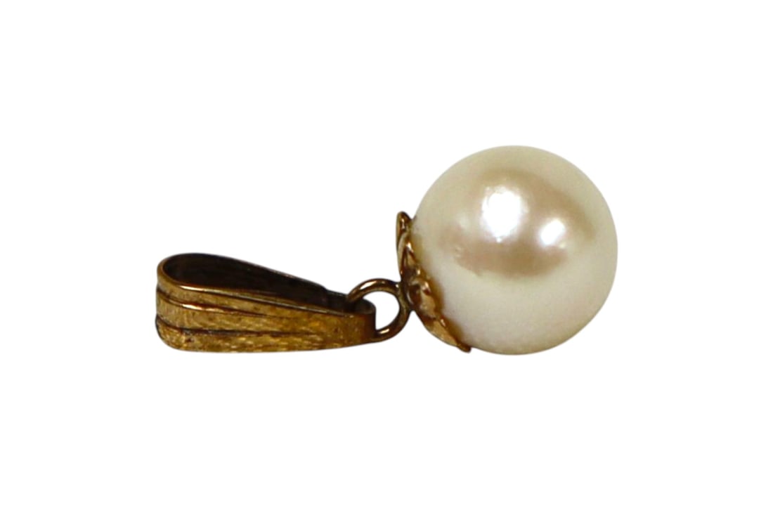 Petite pearl pendant: Petite pearl pendant