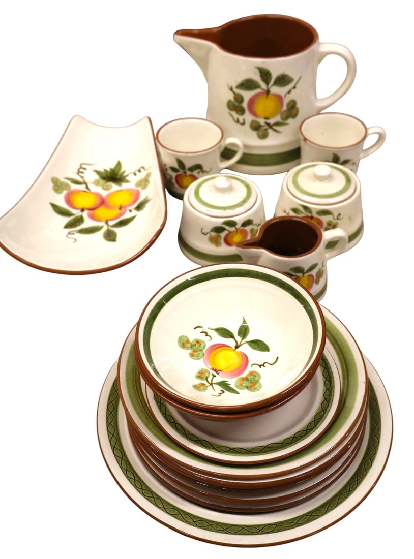 17pcs VTG Stangl Apple Delight pattern dinnerware (1 of 3)