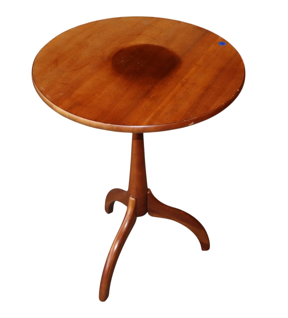 VTG Solid Maple 20" Round Spider Leg Lamp Table Orig: Vintage solid maple 20" round spider leg lamp table, original finish serial no 2883221 style no 1484 06, structurally sound with some fading on top. 26.5"h x 20" diameter