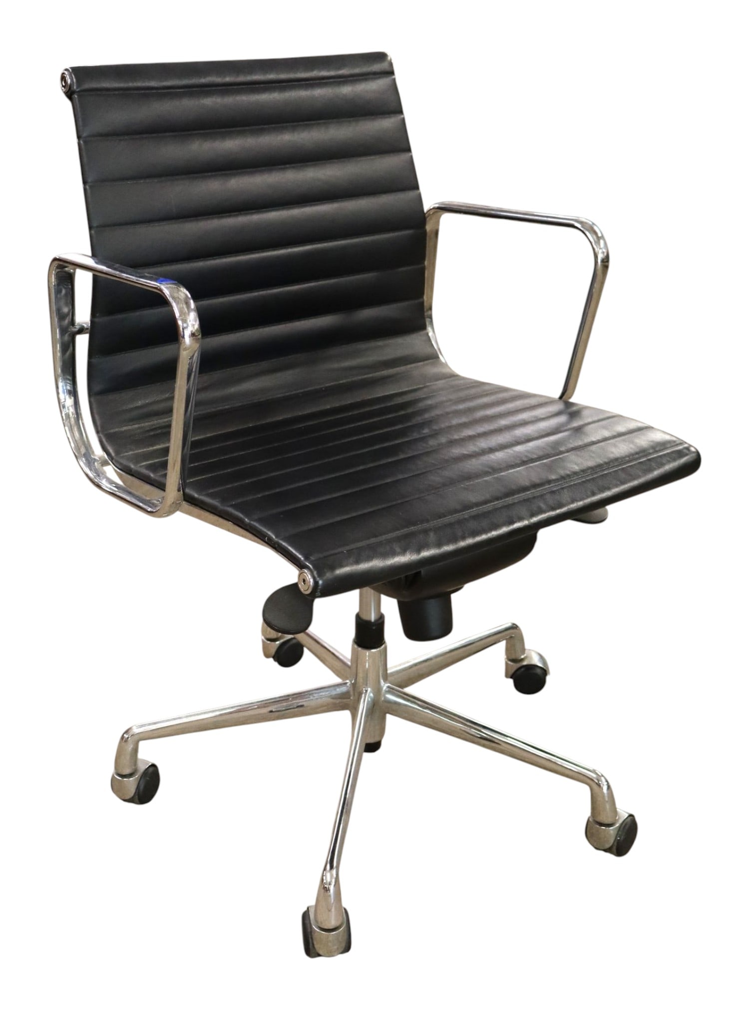 MCM Knoll Style Black Leather Chrome Swivel Chair: Mid Century Modern in the manner of Knolls swivel and adjustable black leather and chrome office chair, works as should, structurally sound and in good condition with no noticeable issues. 35.5"h x 22