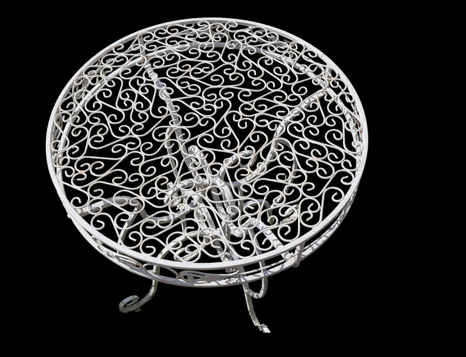 Vintage patio wire 28" side table: Vintage patio wire 28" side table, structurally sound and in good condition. 29"h x 28" diameter