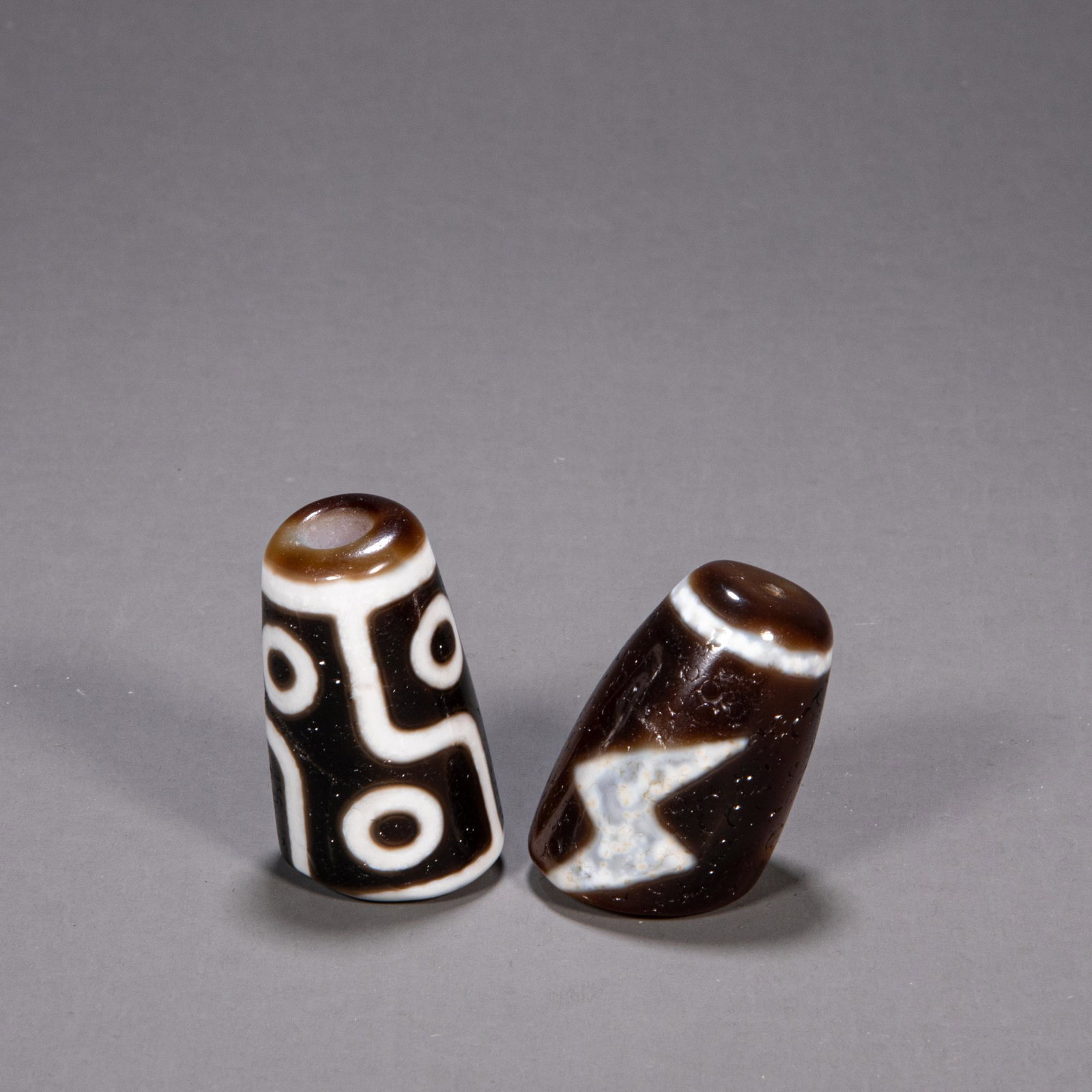 CHINESE DZIS, TANG DYNASTY: CHINESE DZIS, TANG DYNASTY; H. 4.3 cm. W.2.5 cm. Weight 82 gram.