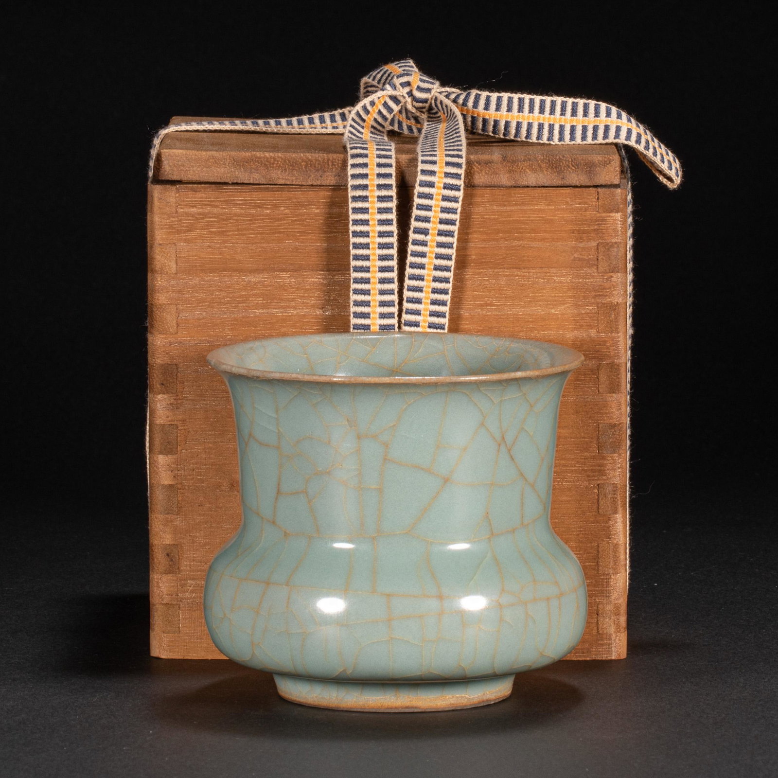 CHINESE IMPERIAL WARE ZUN, SONG DYNASTY: CHINESE IMPERIAL WARE ZUN, SONG DYNASTY; H. 9 cm. Dram.10 cm.