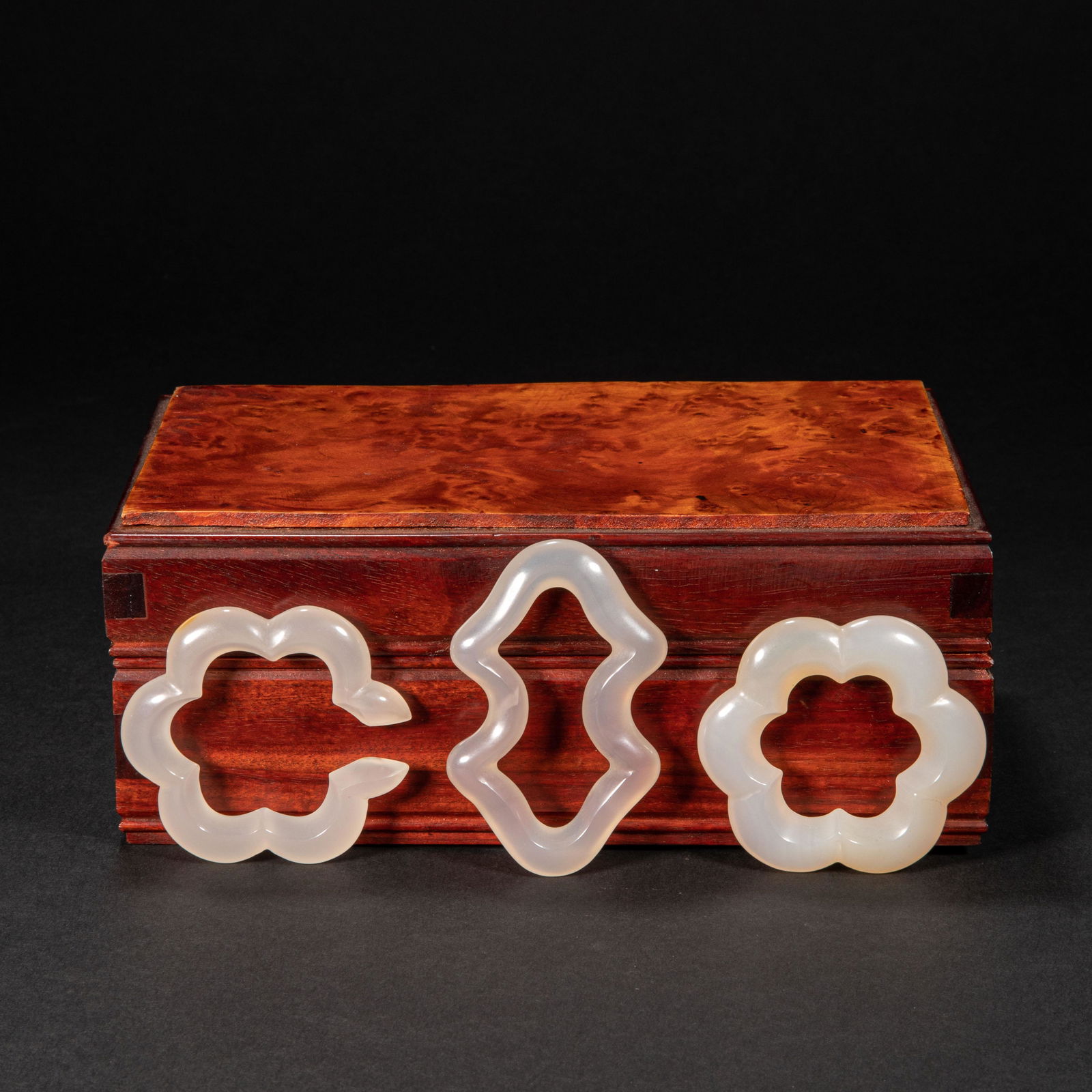 A SET OF CHINESE AGATE RINGS (1 of 9)