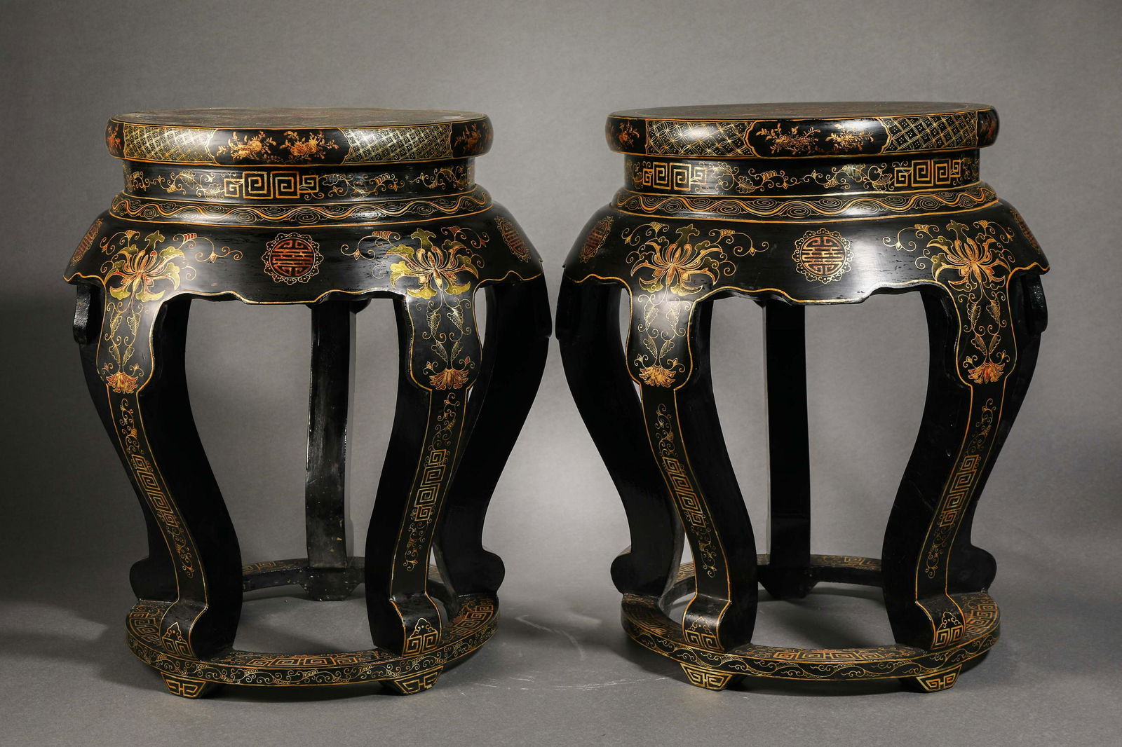 A PAIR OF QING DYNASTY LACQUER FLOWER STOOLS (1 of 10)