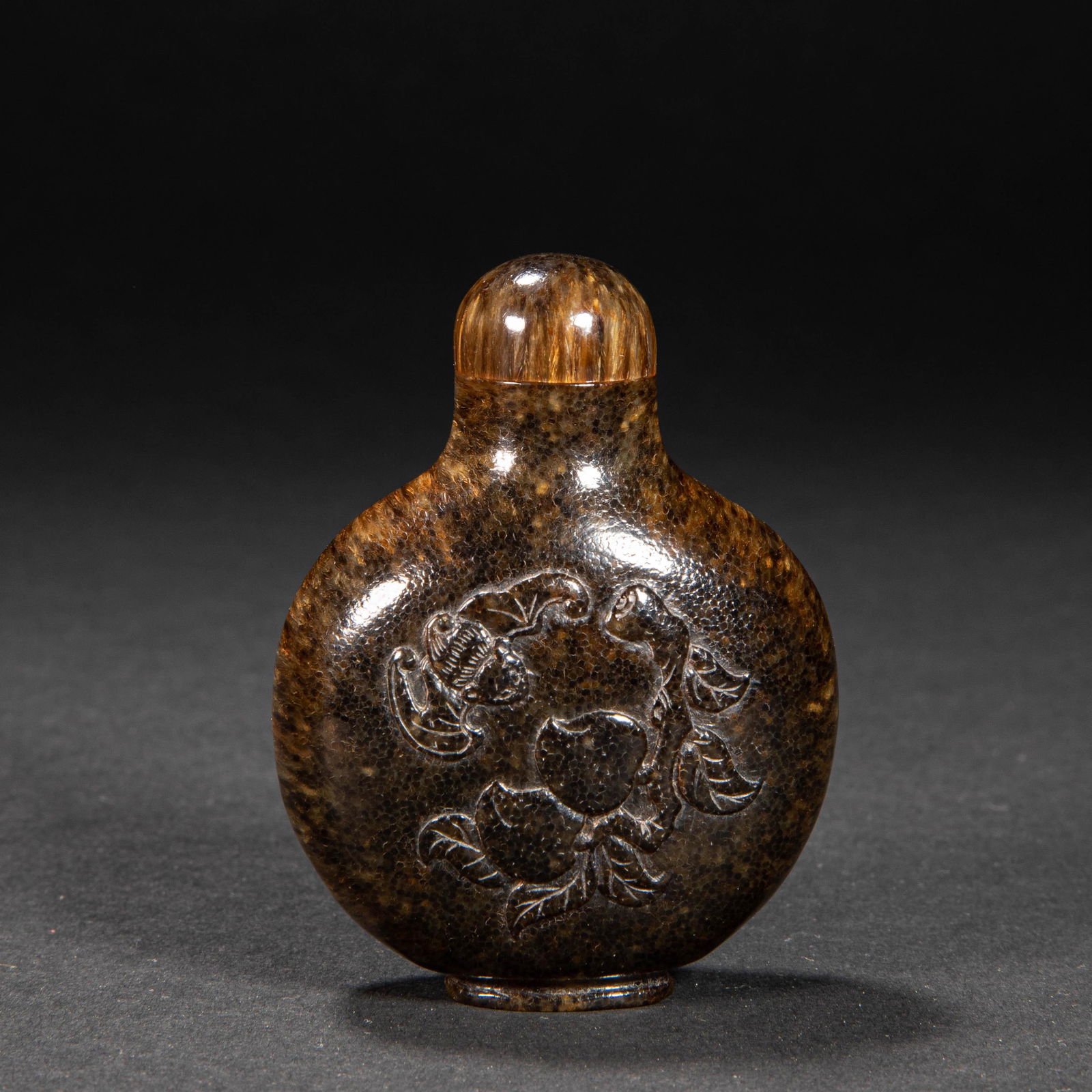 CHINESE HORN SNUFF BOTTLE, QING DYNASTY (1 of 6)