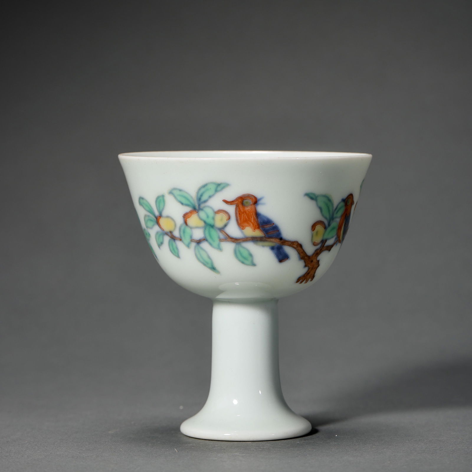 CHINESE MING DYNASTY CHENGHUA FLOWER AND BIRD PATTERN STEM CUP: CHINESE MING DYNASTY CHENGHUA FLOWER AND BIRD PATTERN STEM CUP ; H. 8 cm. Diam. 7 cm.