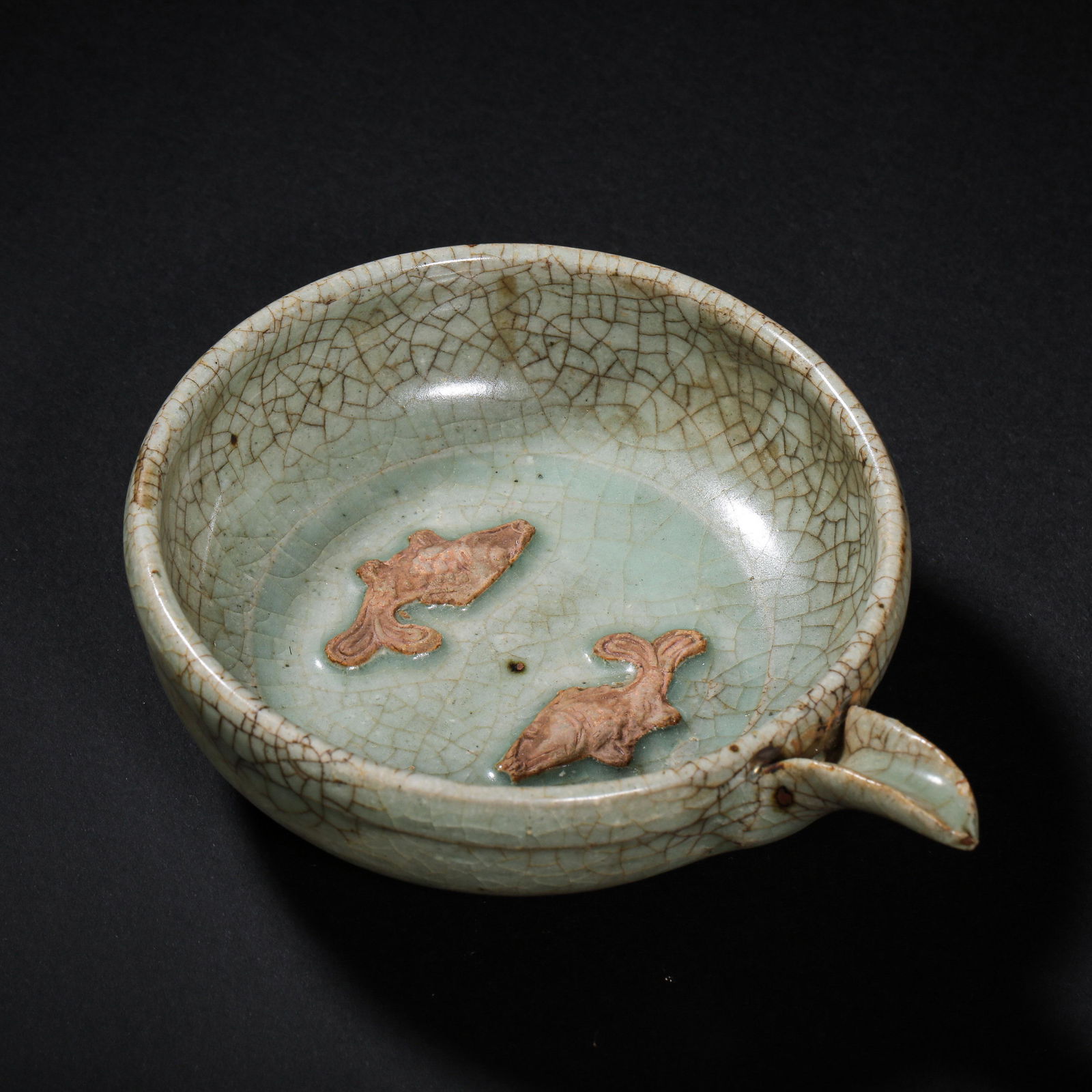 CELADON-GLAZED DOUBLE-FISH-PATTERN SLAG BUCKET OF LONGQUAN WARE, SOUTHERN SONG DYNASTY, CHINA (1 of 10)