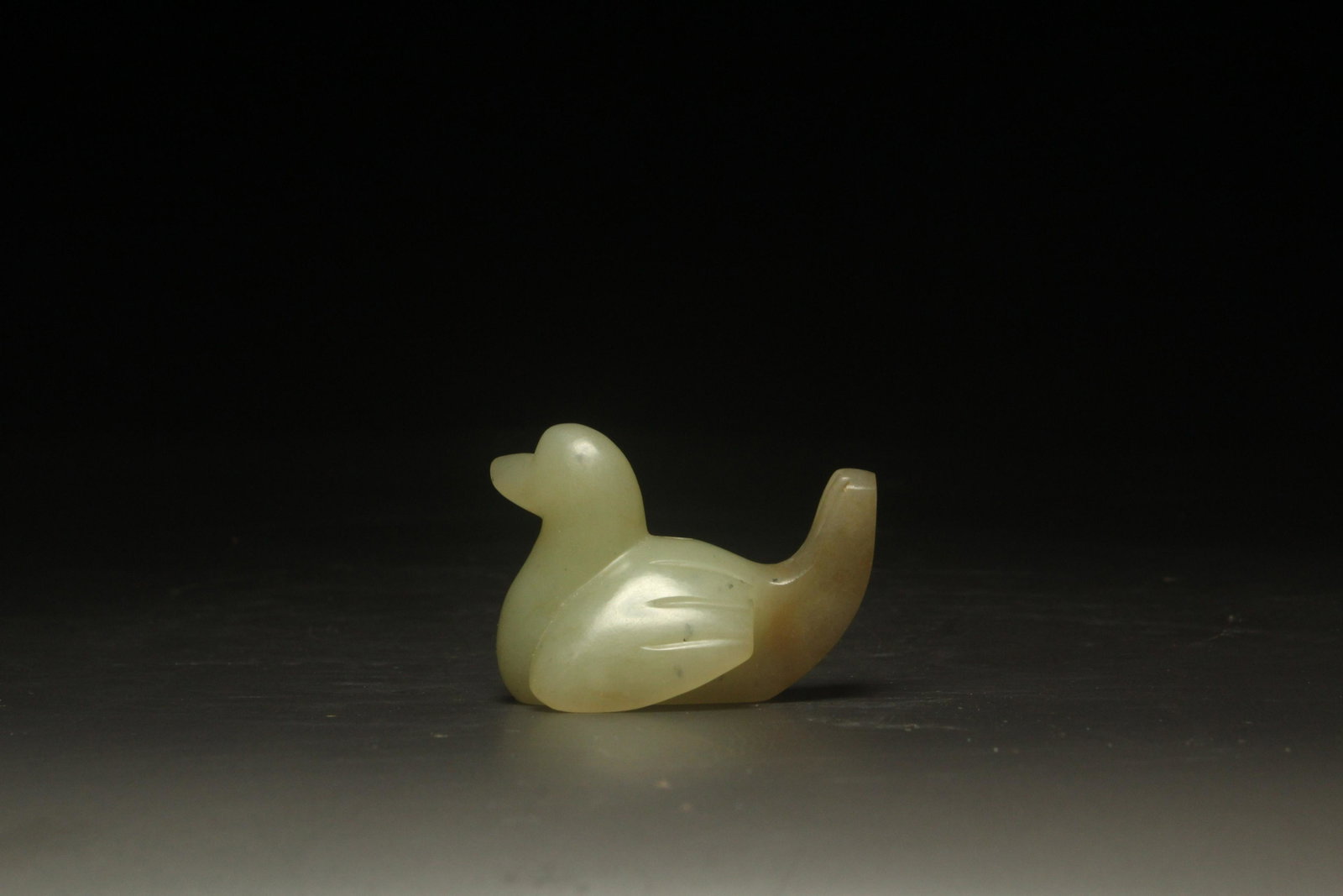 CHINESE HAN DYNASTY HETIAN JADE BIRD: CHINESE HAN DYNASTY HETIAN JADE BIRD ; H. 3.1 cm. L. 4.25 cm.