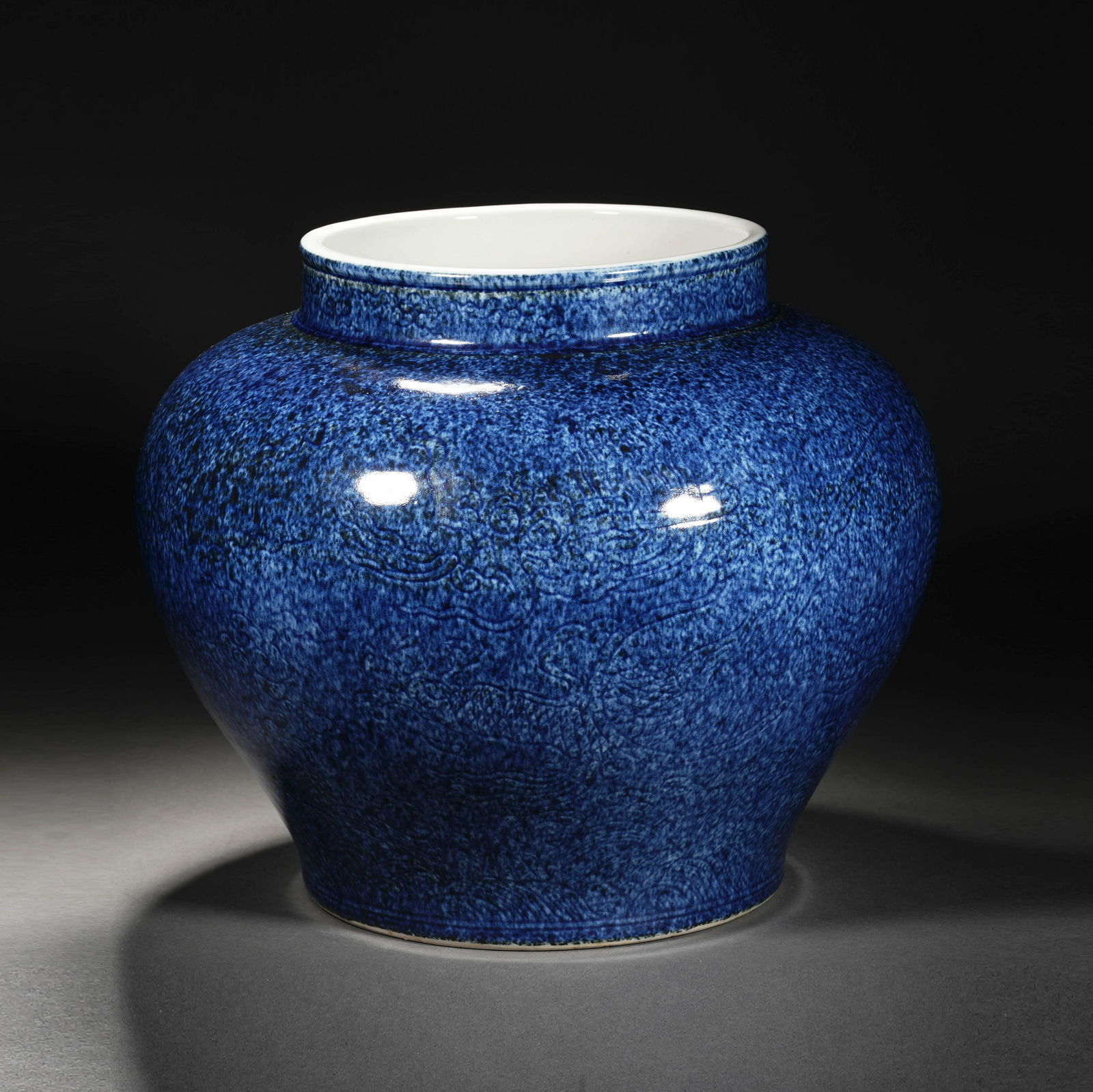 Ming Dynasty Ji blue glaze dark engraved dragon pattern jar (1 of 10)
