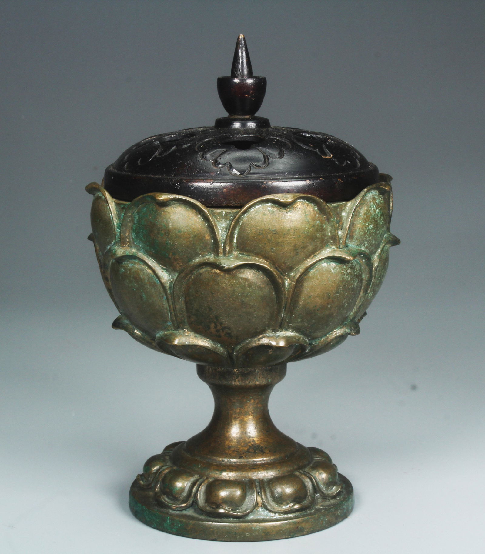 CHINESE HAN DYNASTY COPPER GOLD LOTUS PETAL PATTERN SMOKE FURNACE: CHINESE HAN DYNASTY COPPER GOLD LOTUS PETAL PATTERN SMOKE FURNACE ; H. 14.5 cm. Diam. 10 cm.