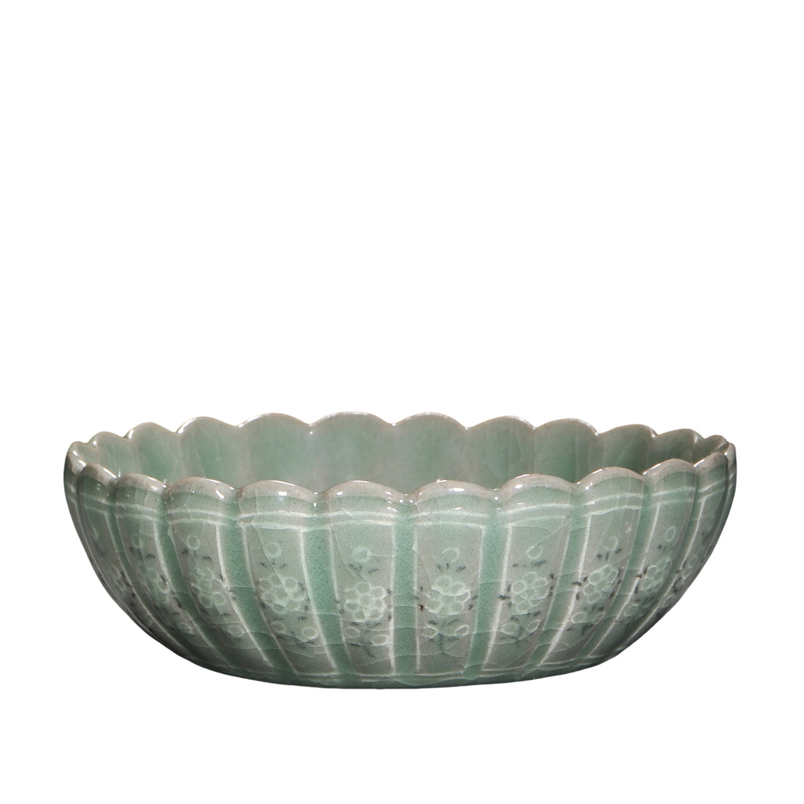 Korean celadon black and white inlaid floral pattern mouth wash: H. 4 cm. Diam. 11.5 cm.