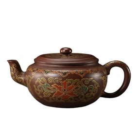 Gold-painted purple clay teapot from the Qianlong period of the Qing Dynasty, china