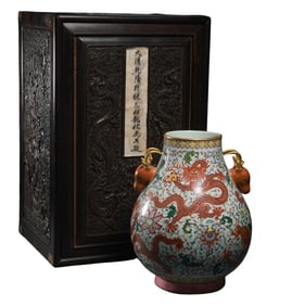 Famous enamel dragon-patterned deer-ear vase from the Qianlong period of the Qing Dynasty, china