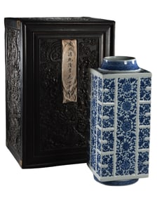 Famous enamel lotus-patterned quadratic vase from the Qianlong period of the Qing Dynasty, china