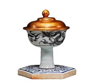Blue-and-white dragon-patterned high-footed cup from the Yuan Dynasty, china