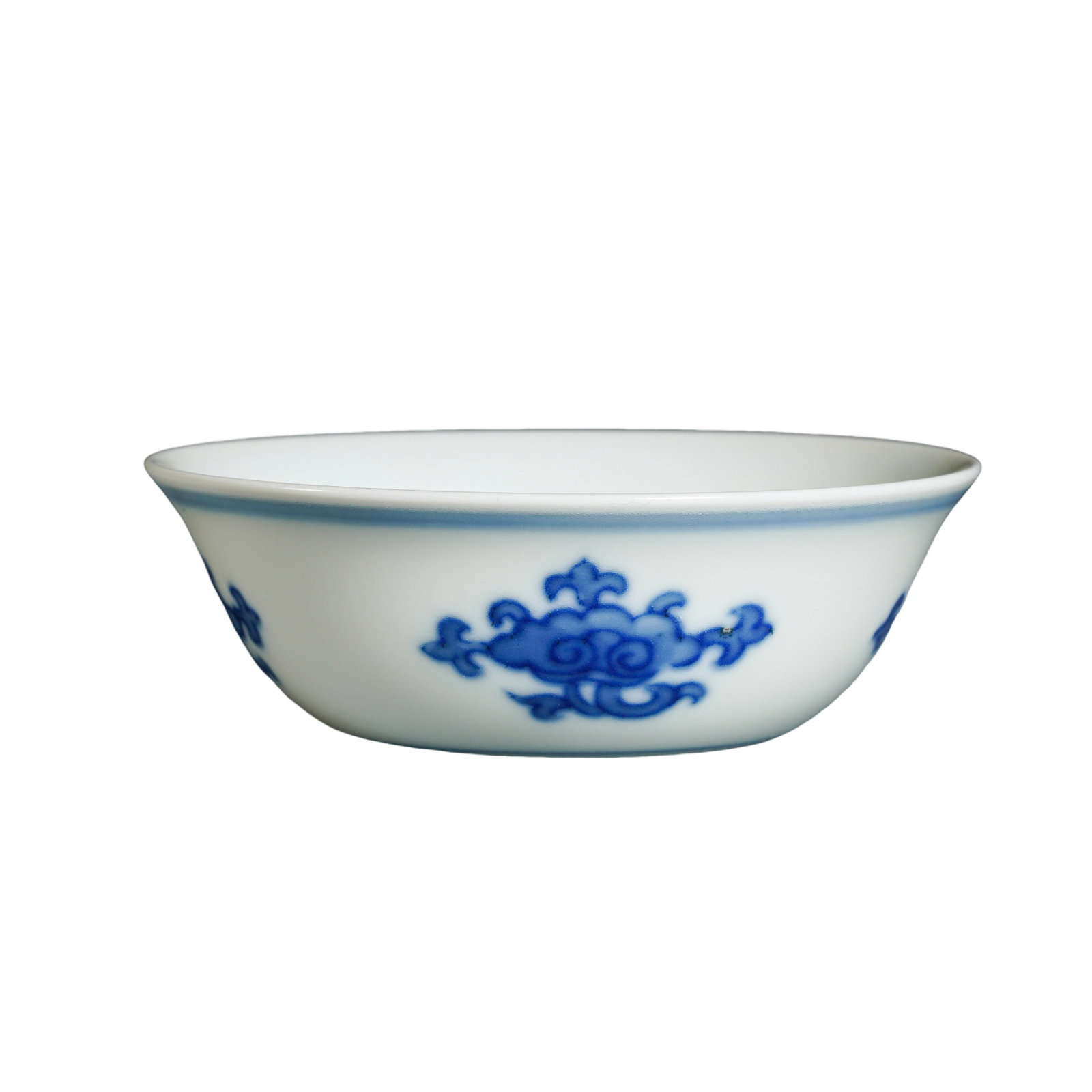 Blue-and-white cup from the Chenghua period of the Ming Dynasty, china: H. 2.5 cm. Diam. 7.5 cm.
