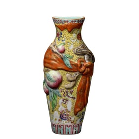 Chinese Qing Dynasty Qianlong period famille rose peach pattern vase