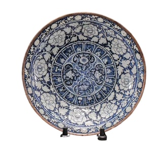 Chinese Yuan Dynasty blue and white flower pattern inlaid silver buckle large plate