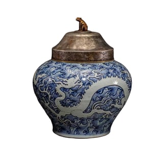Chinese Yuan Dynasty blue and white dragon pattern lid jar