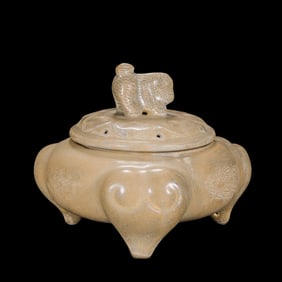 chinese Southern and Northern Dynasties Yue ware celadon animal button three-legged lid stove