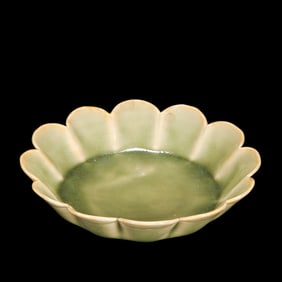 chinese Late Tang and Five Dynasties Yaozhou ware celadon flower mouth plate