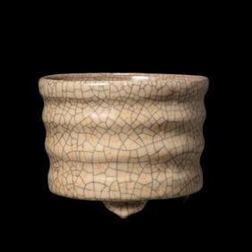 Chinese Song Dynasty Ge ware Ruyi Foot Tripod Furnace