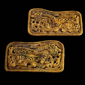 A pair of pure gold ornaments of Ordos culture of Liao Dynasty in chinese